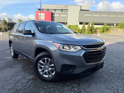 Used 2021 Chevrolet Traverse LS image 3