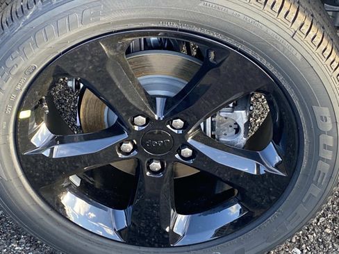 New 2025 Jeep Grand Cherokee Laredo image 6