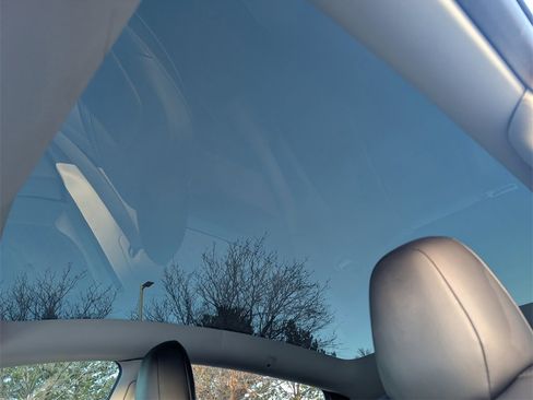 Used 2022 Tesla Model Y Long Range image 12