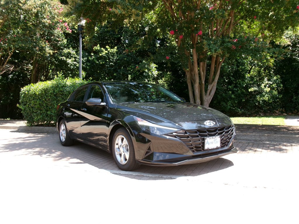 Used 2023 Hyundai Elantra SE FWD image 3