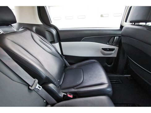 Used 2022 Kia Carnival LX FWD image 11