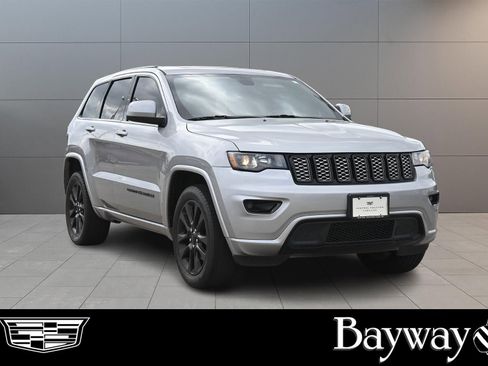 Used 2017 Jeep Grand Cherokee Altitude AWD/4WD image 3