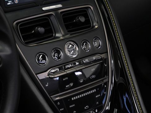 Used 2020 Aston Martin DB11 Volante image 26