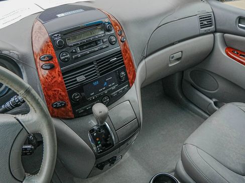 Used 2004 Toyota Sienna XLE Limited image 28
