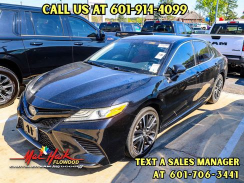 Used 2020 Toyota Camry XSE image 1