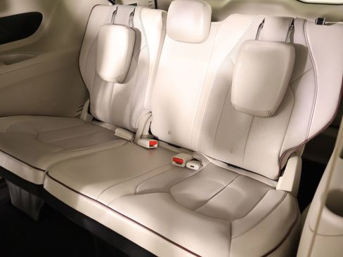 Used 2017 Chrysler Pacifica Limited w/ Tire & Wheel Group image 14