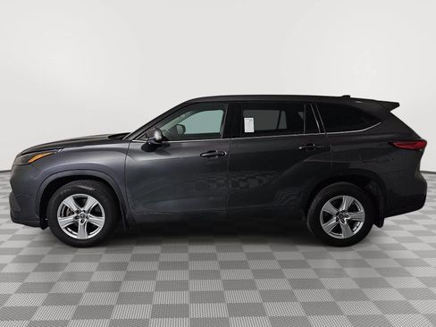 Used 2022 Toyota Highlander LE AWD/4WD image 5