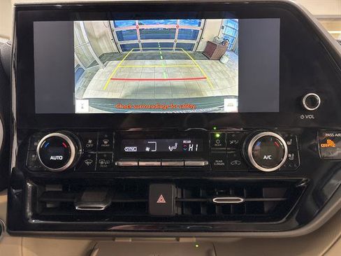 Used 2023 Toyota Highlander Limited FWD image 11