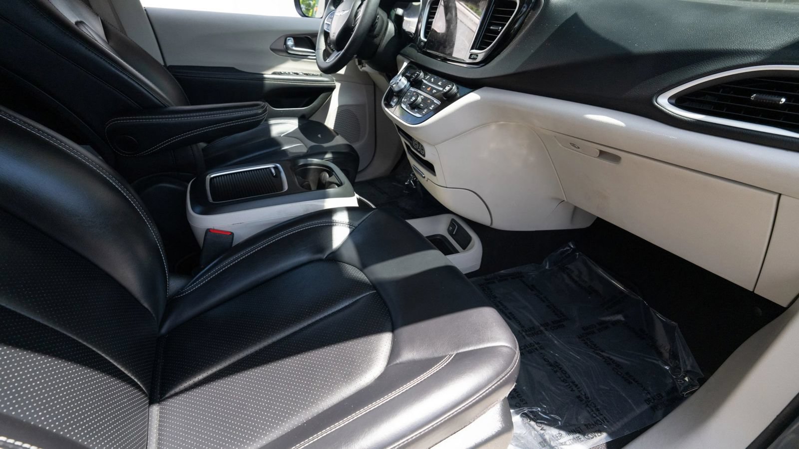 Used 2023 Chrysler Pacifica Touring-L FWD image 11