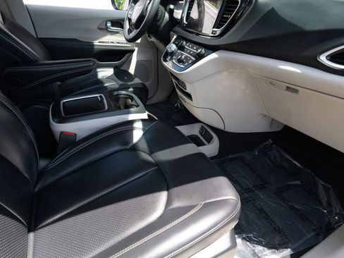 Used 2023 Chrysler Pacifica Touring-L FWD image 11