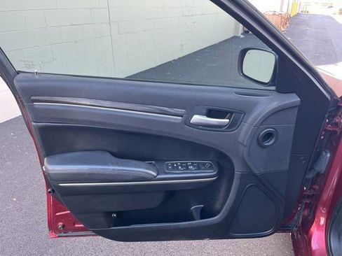 Used 2017 Chrysler 300 Touring w/ Value Package image 12