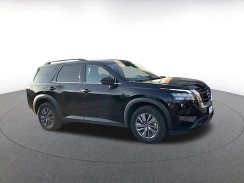 Used 2025 Nissan Pathfinder SV image 2