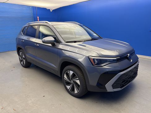 New 2026 Volkswagen Taos SE image 2