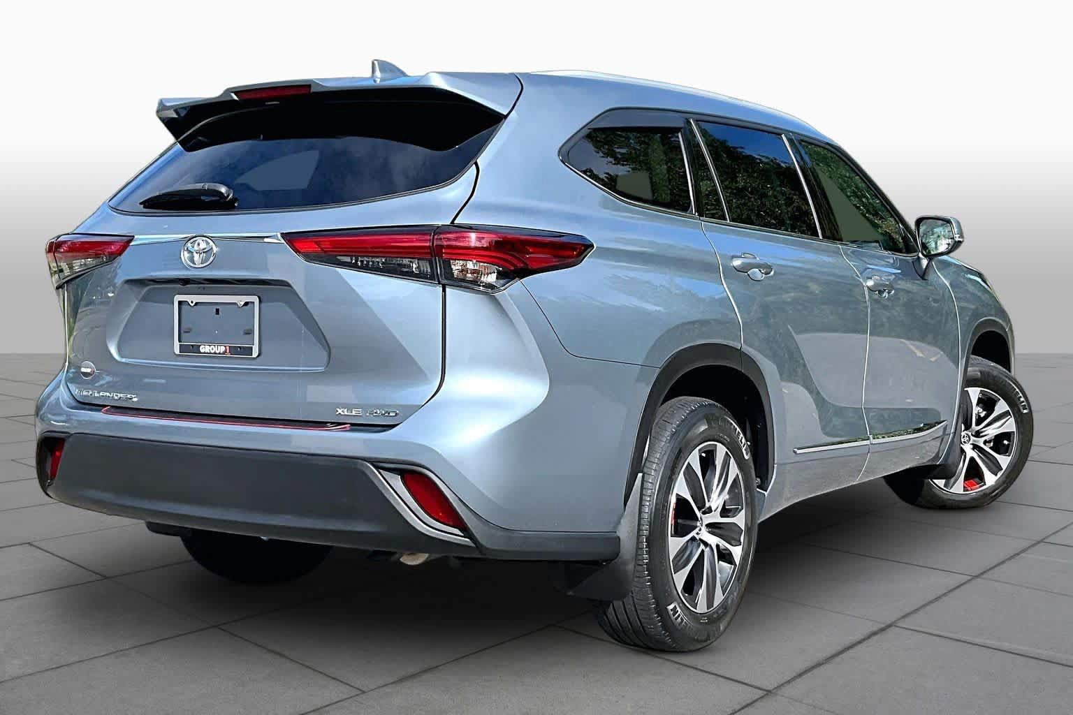 Used 2022 Toyota Highlander XLE AWD/4WD image 13