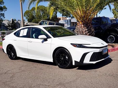 Used 2025 Toyota Camry SE FWD image 6