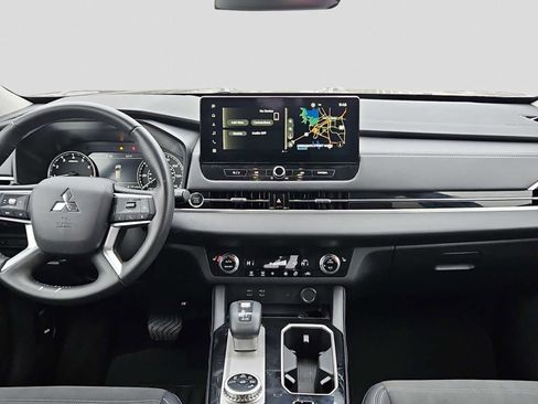 Used 2025 Mitsubishi Outlander SE image 15