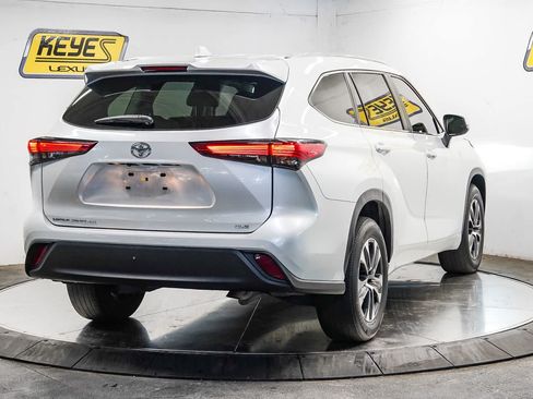 Used 2023 Toyota Highlander XLE FWD image 4