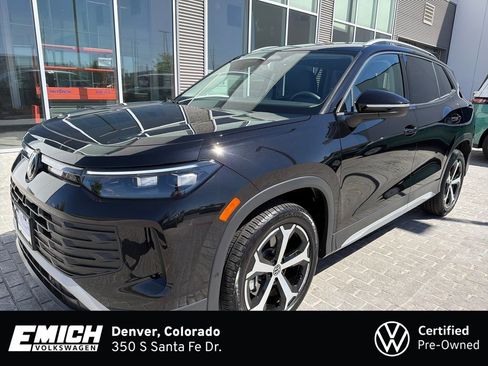 Certified 2025 Volkswagen Tiguan SE image 1