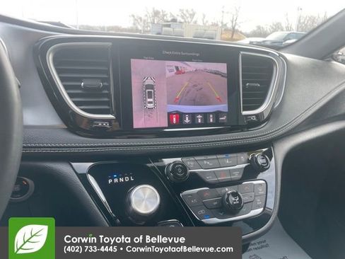 Used 2024 Chrysler Pacifica Select image 10