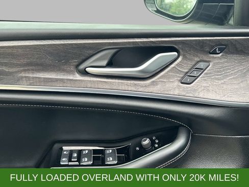 Used 2023 Jeep Grand Cherokee Overland w/ Luxury Tech Group IV AWD/4WD image 16