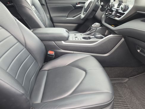 Used 2023 Toyota Highlander XLE FWD image 15