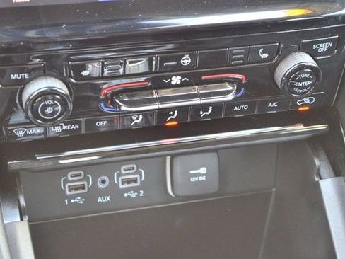 Used 2023 Jeep Grand Cherokee L Limited w/ Rear Seat Video Group I AWD/4WD image 27