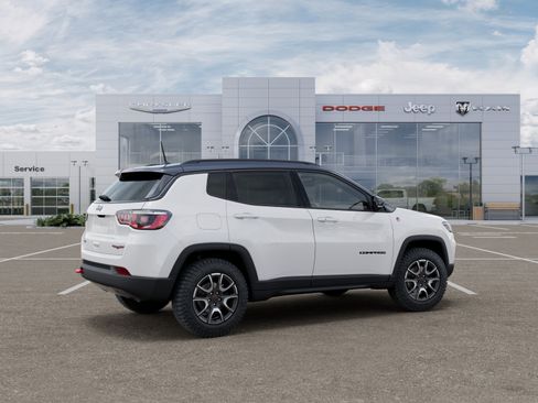 New 2026 Jeep Compass Trailhawk w/ Sun, Sound & Navigation Group AWD/4WD image 30