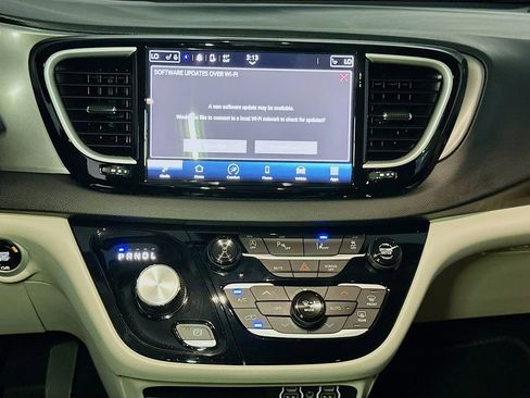 Certified 2024 Chrysler Pacifica Touring-L FWD image 11