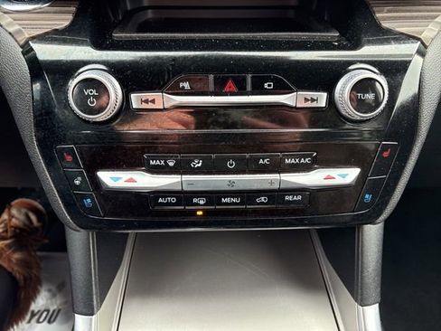 Used 2023 Ford Explorer Limited image 16