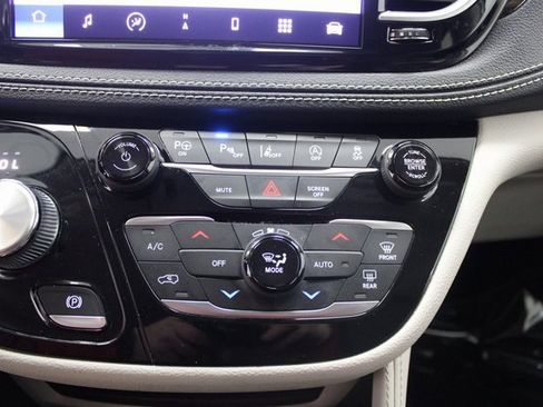 Used 2022 Chrysler Pacifica Limited image 41