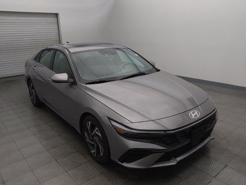 Used 2025 Hyundai Elantra SEL FWD image 13
