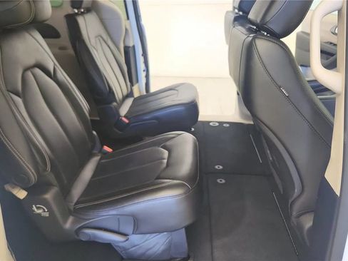 Used 2023 Chrysler Pacifica Touring-L FWD image 38