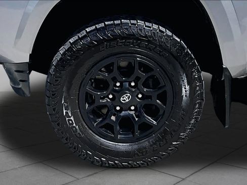 Used 2021 Toyota Tacoma SR5 RWD image 11