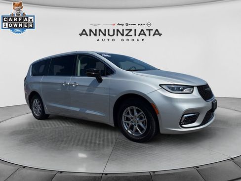 Used 2024 Chrysler Pacifica Touring-L FWD image 7