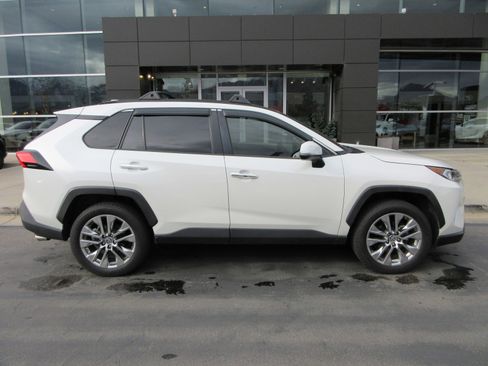 Used 2019 Toyota RAV4 Limited image 10