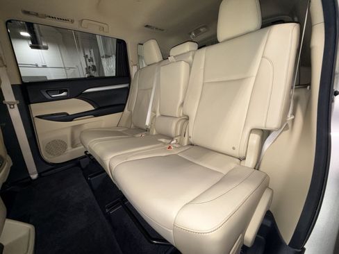 Used 2015 Toyota Highlander XLE AWD/4WD image 24