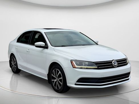 Used 2017 Volkswagen Jetta SE FWD image 3