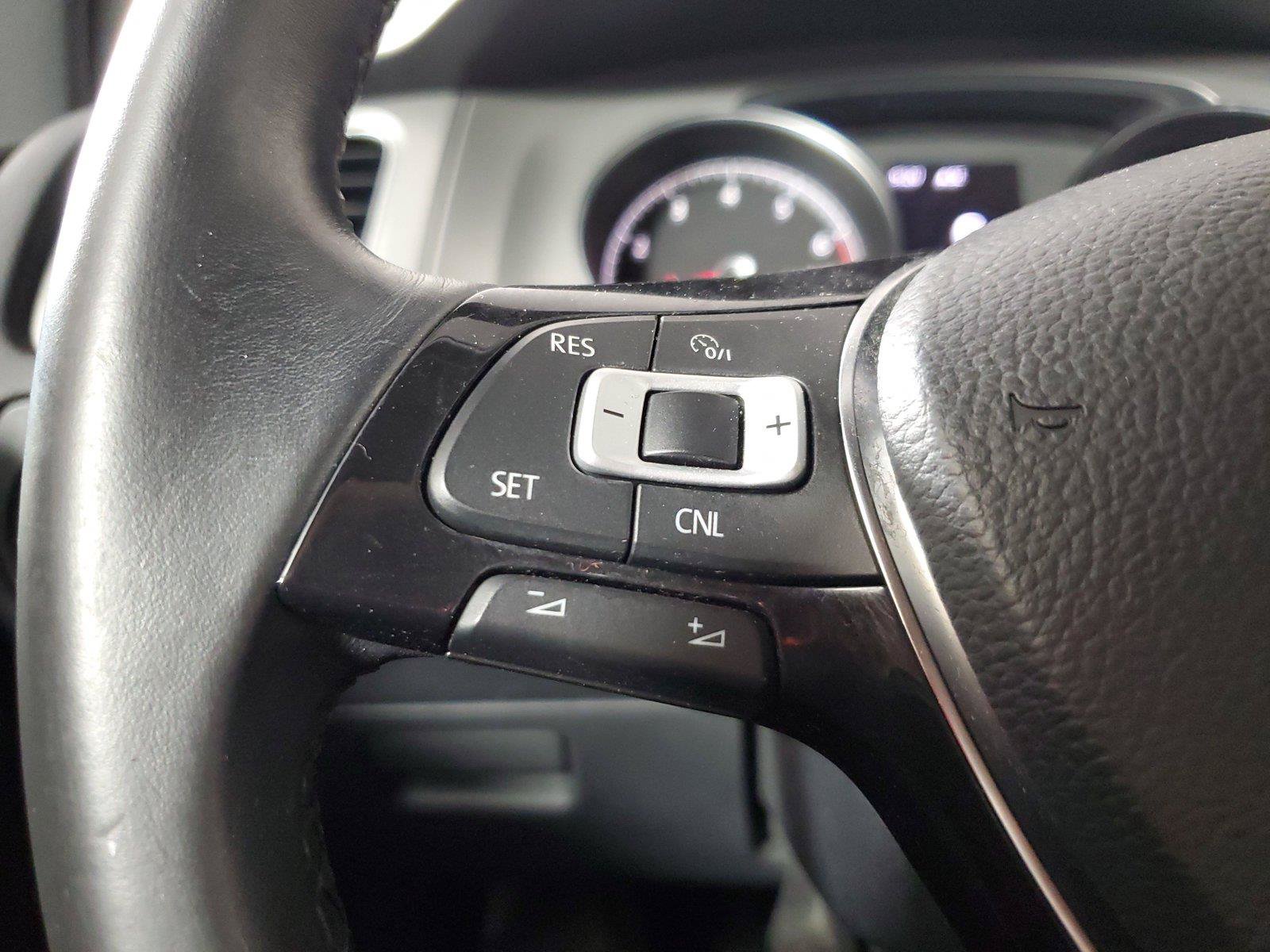 Used 2017 Volkswagen Golf 4-Door FWD image 24