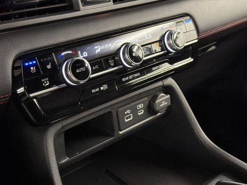 Certified 2025 Honda Pilot Black Edition image 18