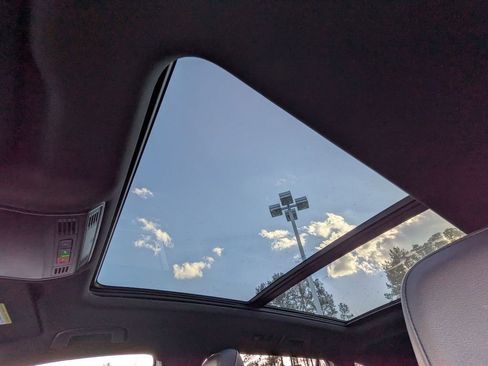 Used 2022 Volkswagen Tiguan SE R-Line image 21