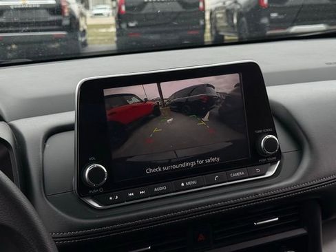 Used 2024 Nissan Rogue SV image 3