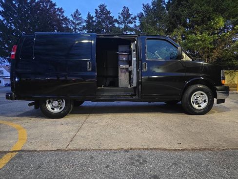 Used 2018 Chevrolet Express 2500 w/ Driver Convenience Package image 3