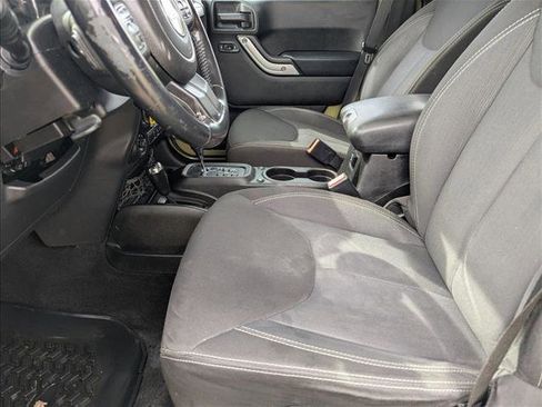 Used 2013 Jeep Wrangler Unlimited Rubicon w/ Connectivity Group AWD/4WD image 12