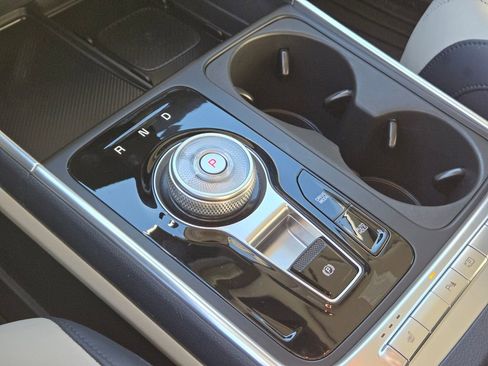 Used 2025 Kia Carnival EX image 25