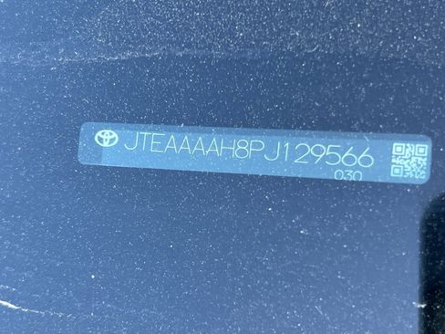 Used 2023 Toyota Venza XLE image 23