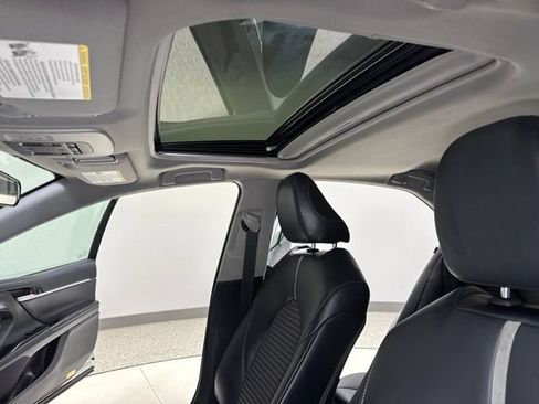Used 2018 Toyota Camry SE w/ Moonroof Package FWD image 2