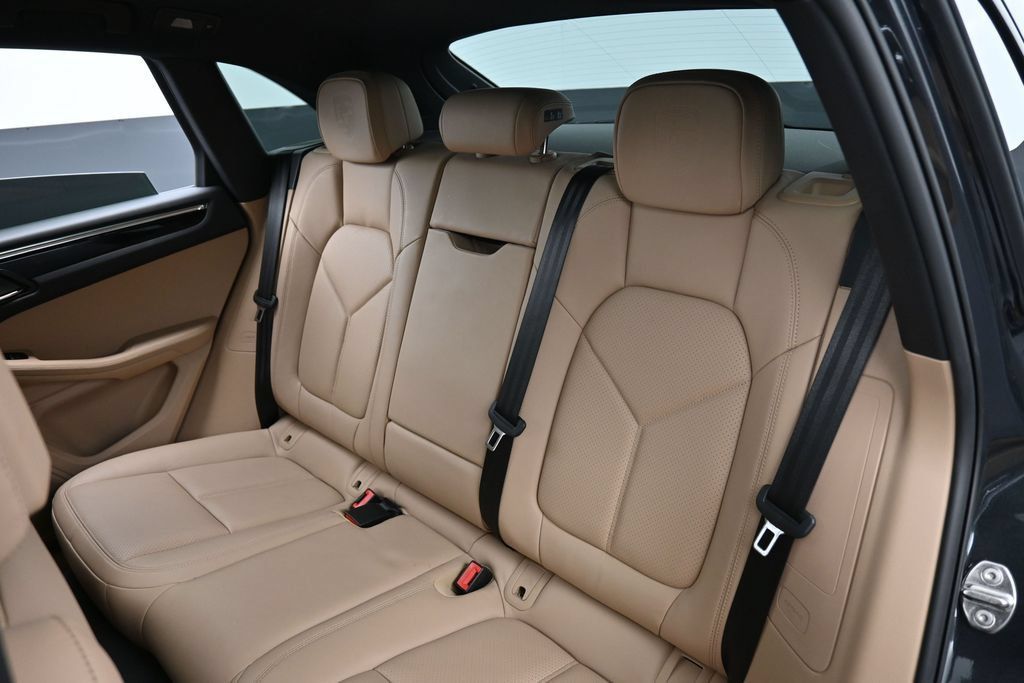 Certified 2026 Porsche Macan AWD/4WD image 24