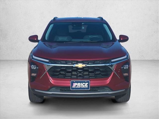 Used 2025 Chevrolet Trax LT FWD image 2