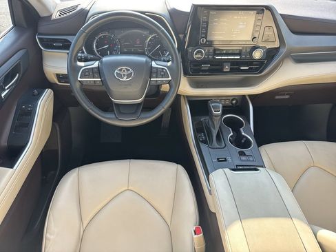 Used 2022 Toyota Highlander XLE FWD image 23
