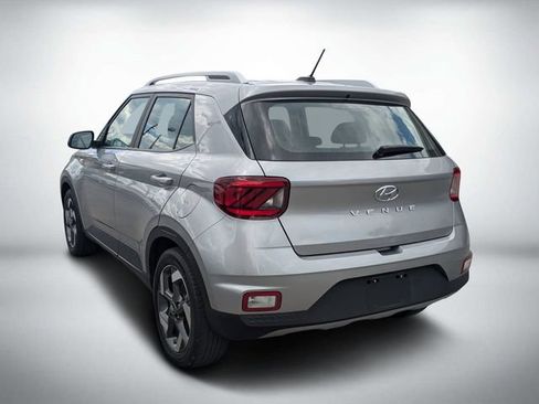 Used 2024 Hyundai Venue SEL FWD image 5